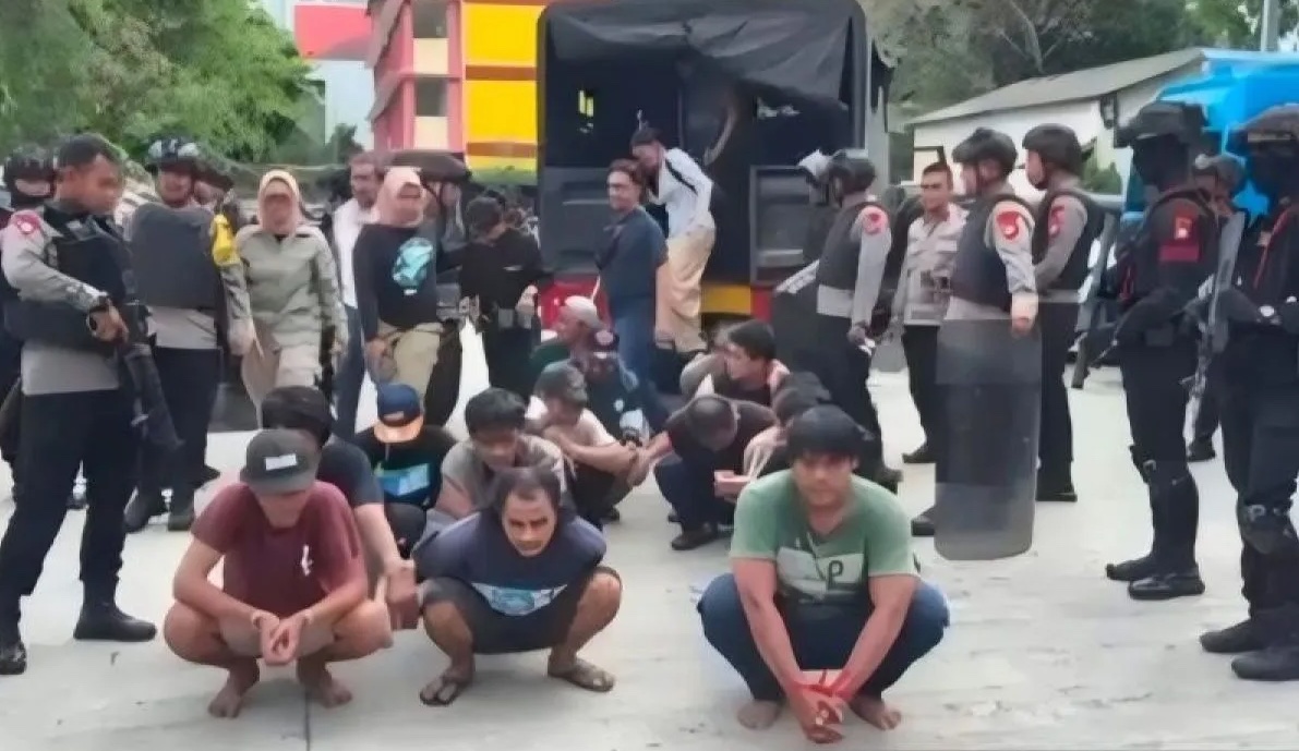 bnn-police-clash-with-drug-cartel-in-jakartas-kampung-bahari-18-arrested