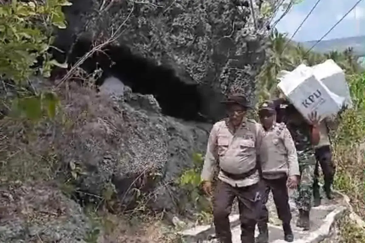 southwest-maluku-police-walk-three-hours-to-ensure-safe-regional-election-logistics-delivery