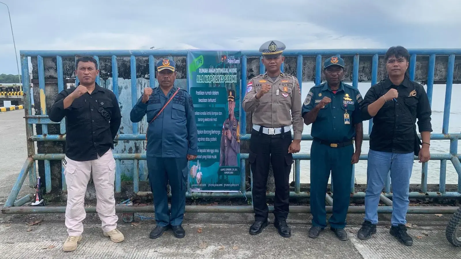 police-socialize-safe-homecoming-trip-in-sarmi-port