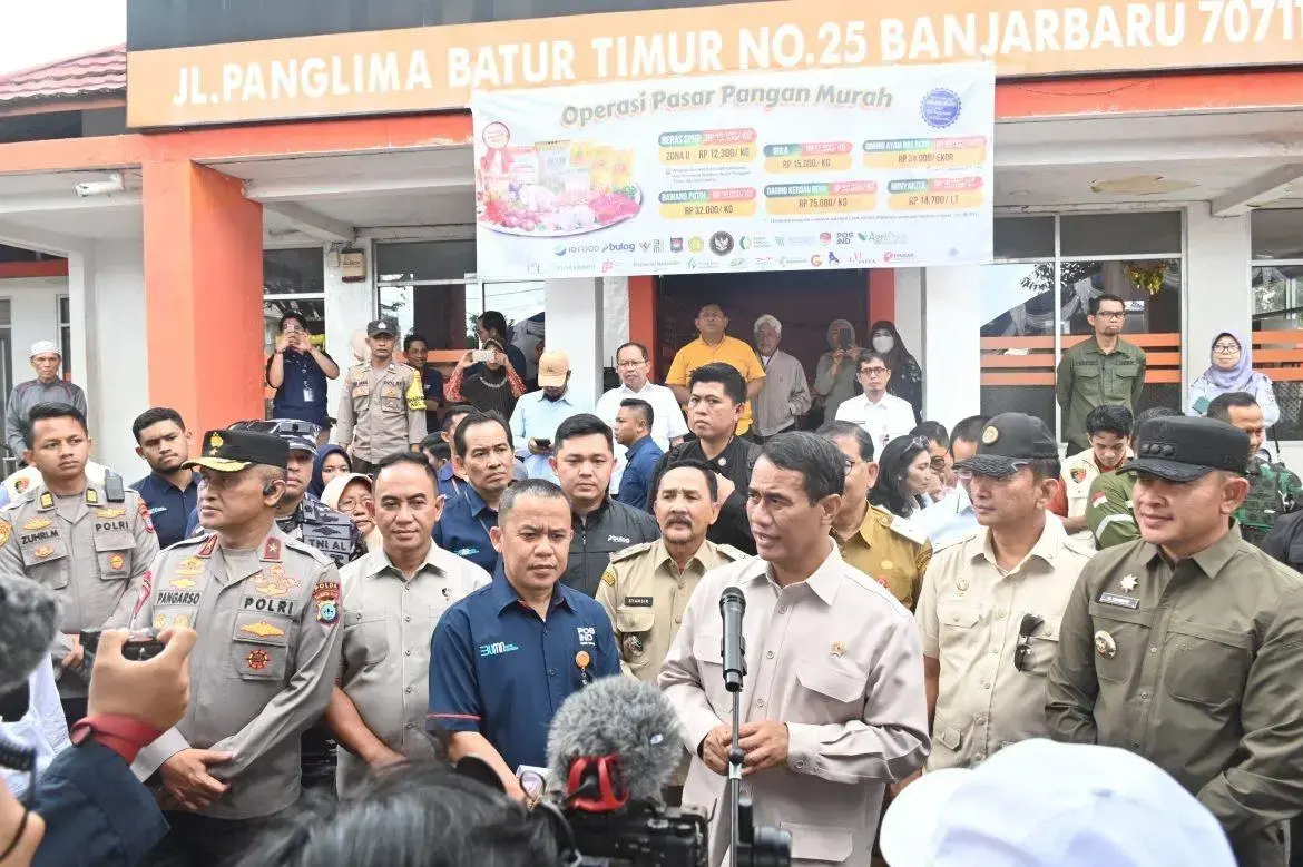police-food-task-force-accompany-minister-andi-in-inspecting-food-supply-in-banjarbaru