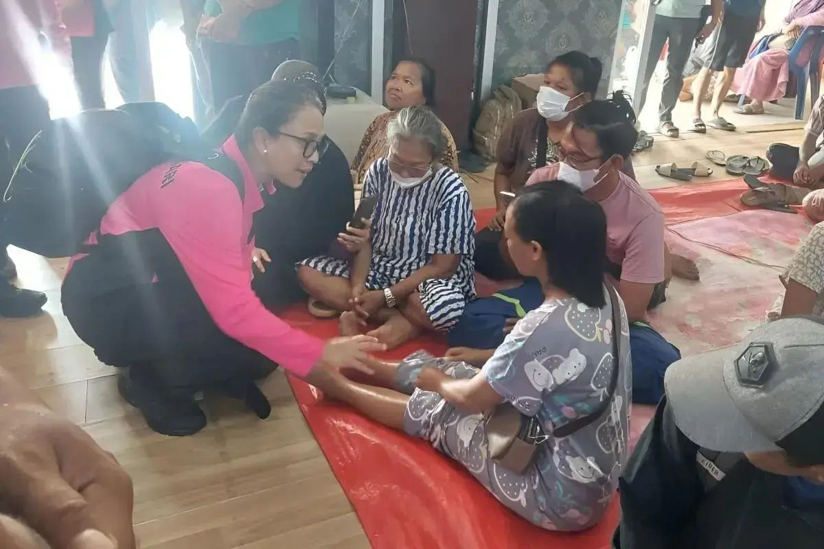 bhayangkari-chair-visits-flood-affected-residents-in-central-tapanuli