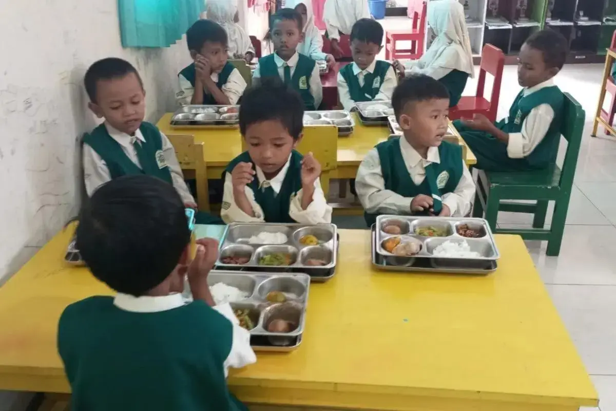 mbg-to-merah-putih-village-cooperative-as-the-driving-force-in-achieving-the-8-percent-year-on-year-economic-growth