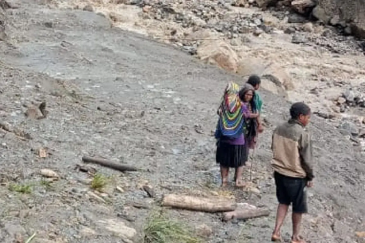 15-missing-after-flash-flood-sweeps-group-crossing-river-in-papua-mountains
