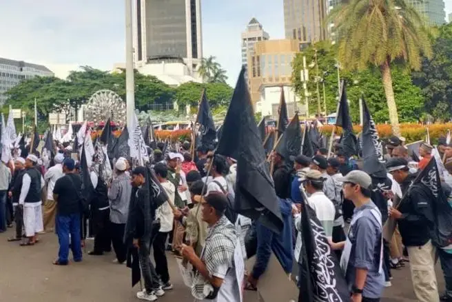 nearly-2000-police-officers-secure-protest-outside-us-embassy