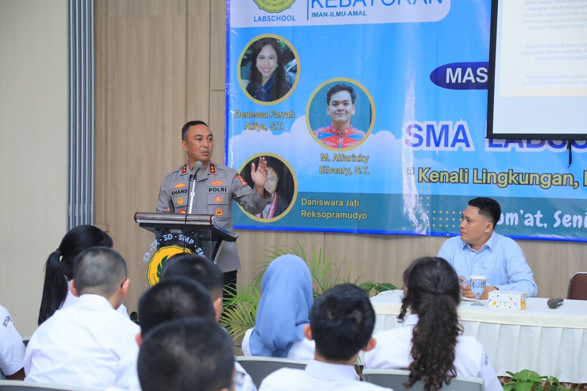 delivering-public-lecture-at-highschool-police-advise-students-to-avoid-online-gambling