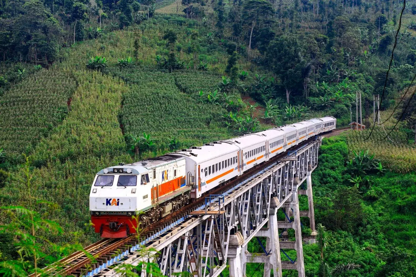 bandung-commuter-line-region-ii-passenger-rocketed-on-the-third-day-of-holiday-season
