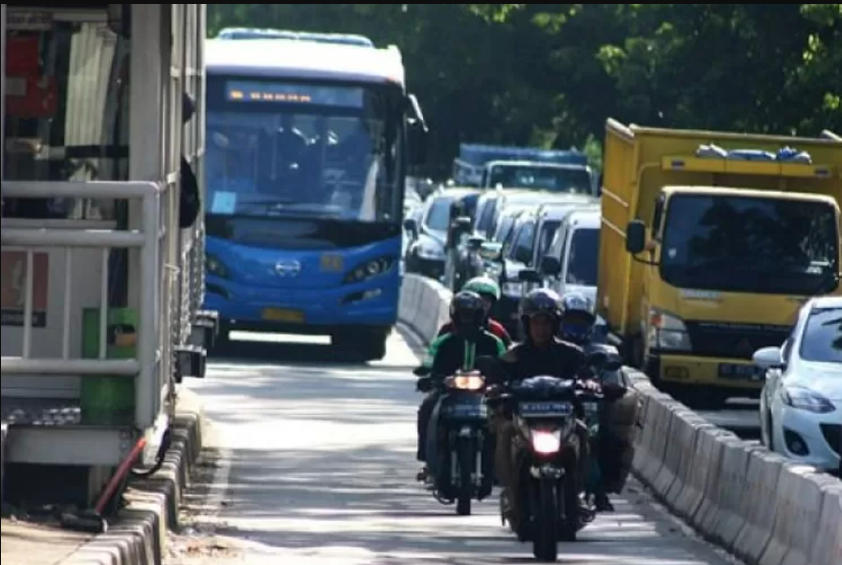 jakarta-govt-collaborates-with-police-to-control-transjakarta-pathway