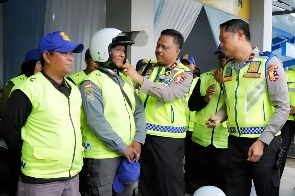 traffic-corps-chief-praises-bogor-police-for-engaging-volunteers-during-year-end-traffic-control