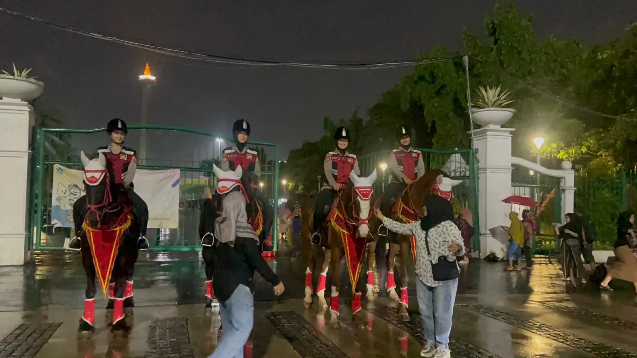 cavalry-deployed-to-secure-new-years-eve-in-monas-attracts-public-attention