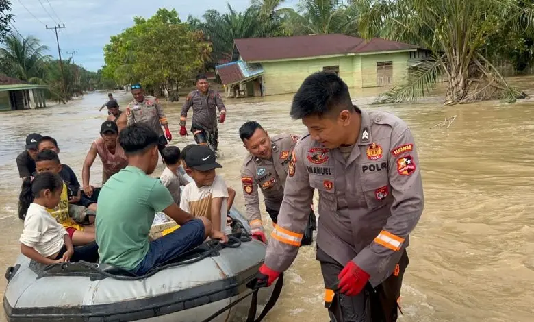 Police to Shift Focus on Evacuating the People Affected by Flood in South Tapanuli