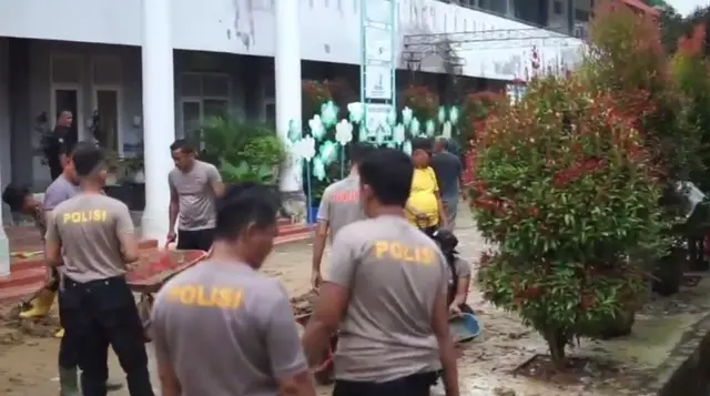 police-cleans-up-langsa-junior-high-school-following-a-flash-flood