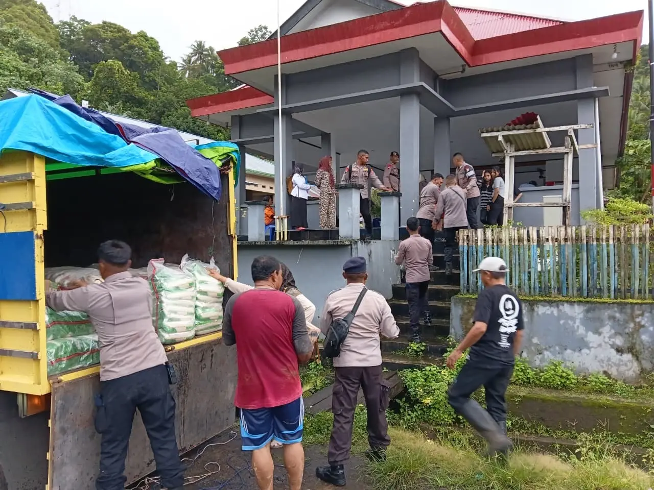 three-regencies-hit-by-disaster-in-maluku-police-deployed-for-relief-effort