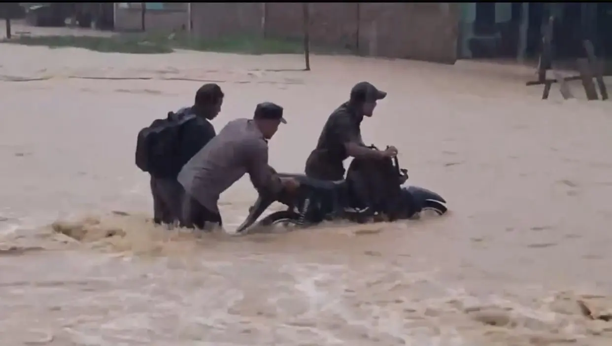 downpour-triggers-flood-in-east-aceh-police-personnel-dispatched-for-evacuation-effort