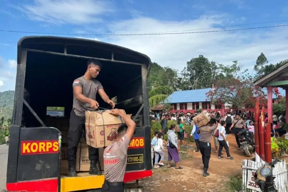 brimob-delivers-school-supplies-to-restore-classes-after-disaster-in-central-tapanuli