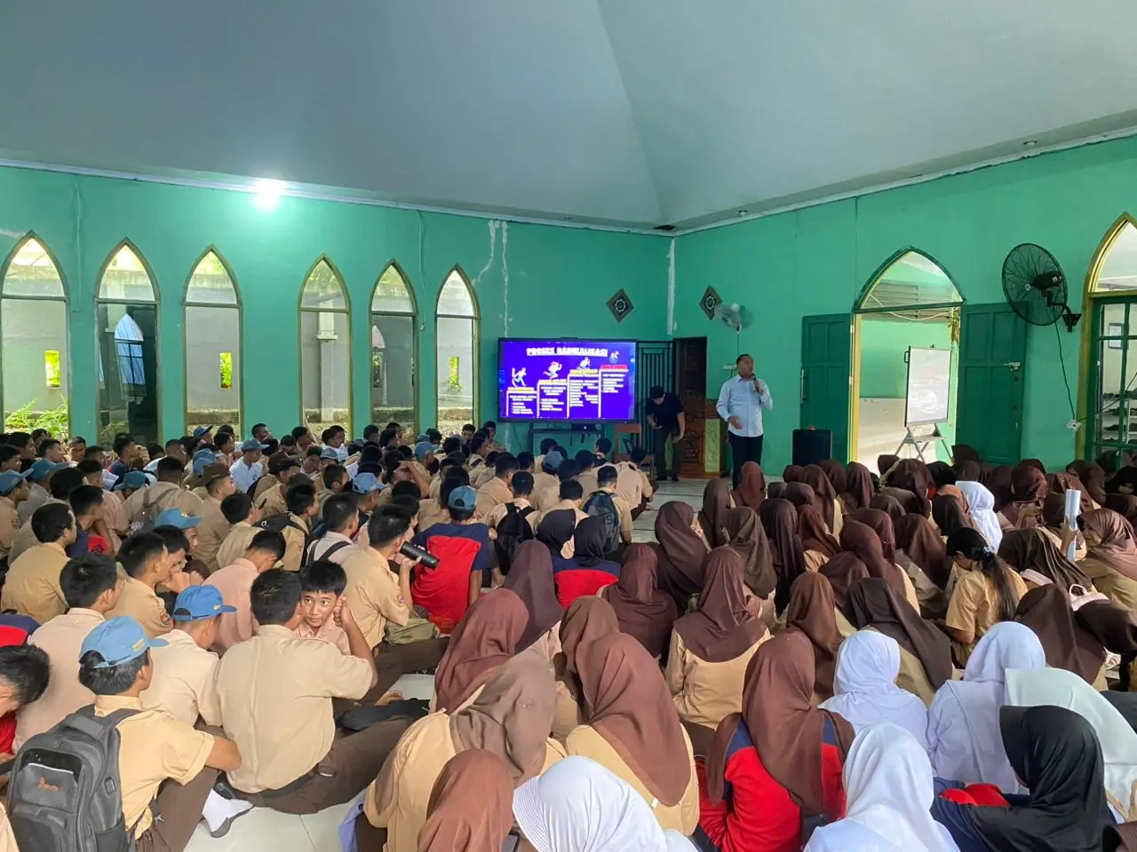 police-outreach-students-in-south-sulawesi-on-the-dangers-of-radicalism