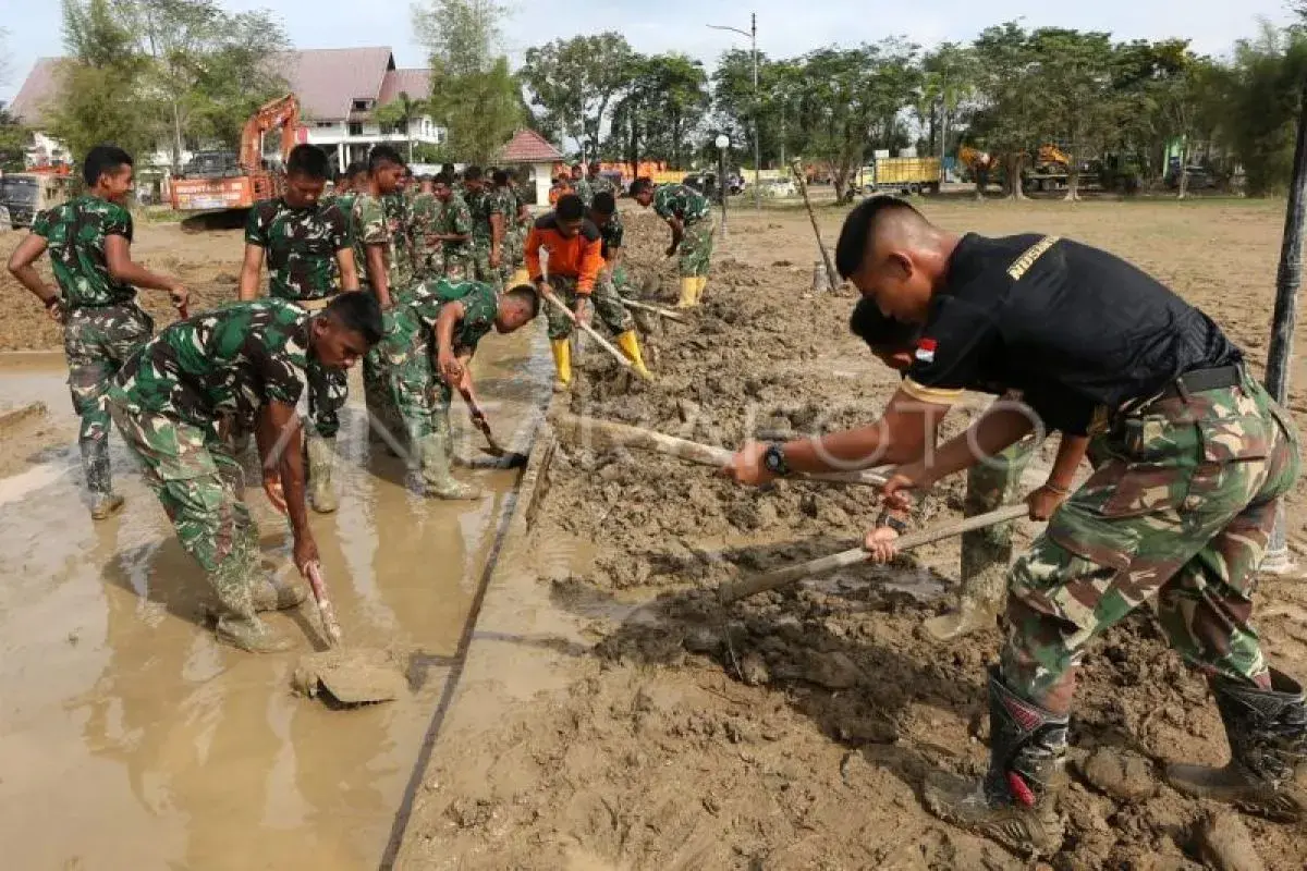 Home Affairs Minister Calls for More TNI–INP Support to Clear Flood Mud in Aceh