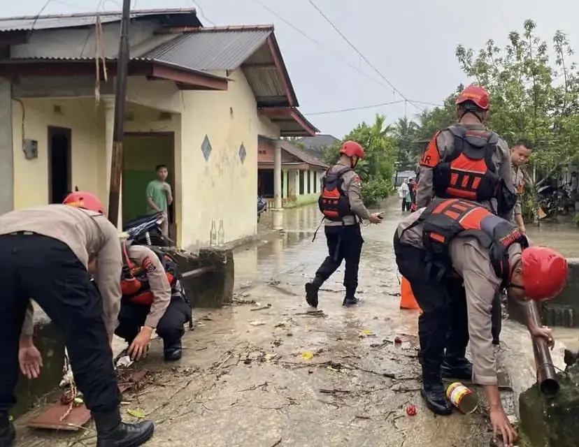 police-personnel-dispatch-to-assist-the-flood-affected-communities-in-bangka-regency