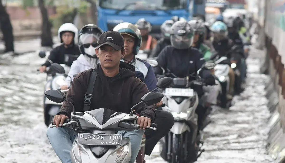 jakarta-flooded-police-deployed-to-break-the-traffic-jams