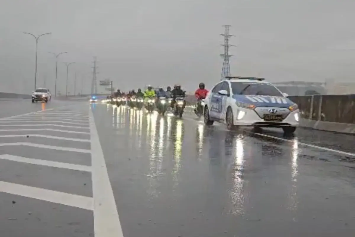 traffic-police-escort-motorcyclists-through-toll-road-after-bekasi-arterial-flooding