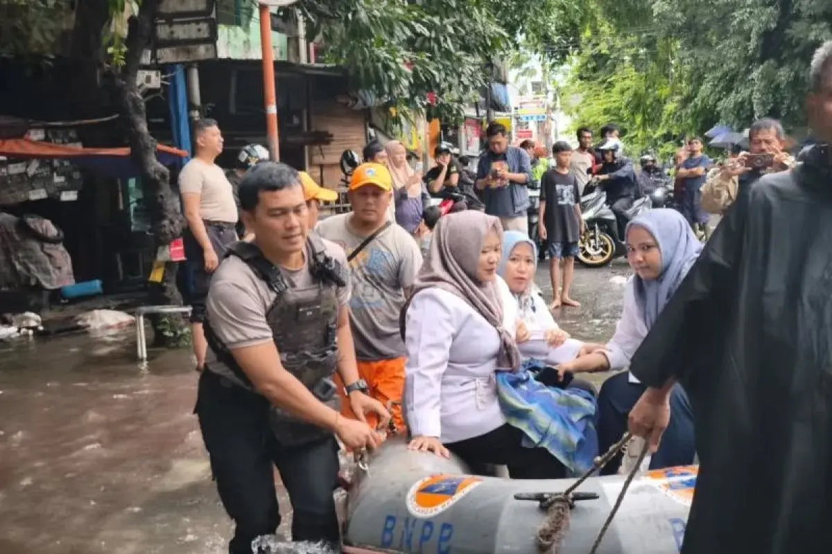 police-evacuate-ill-teacher-during-flooding-in-pademangan