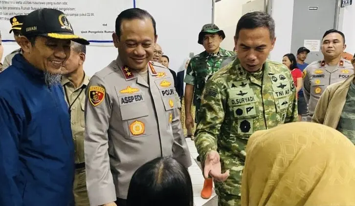 metro-jaya-police-and-jakarta-military-chiefs-inspect-flood-evacuation-center-in-north-jakarta