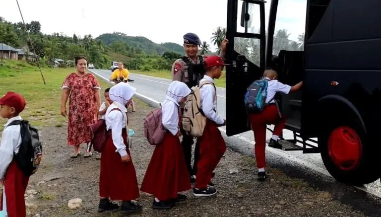 police-presents-free-school-bus-to-students-in-gorontalo