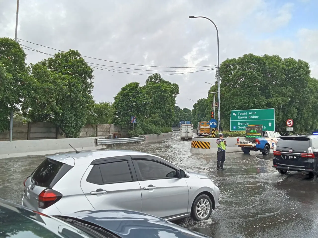 traffic-at-cengkareng-toll-gate-halted-due-to-flooding