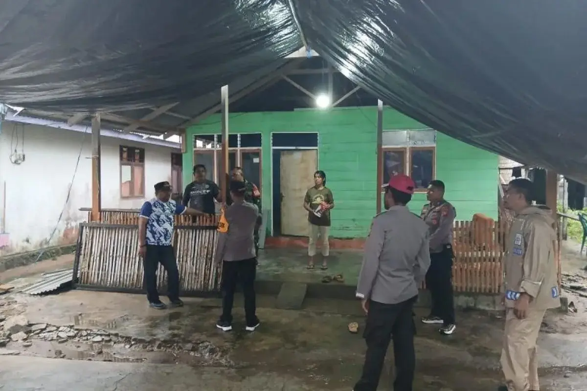 north-maluku-police-set-up-public-kitchen-to-support-flood-evacuees