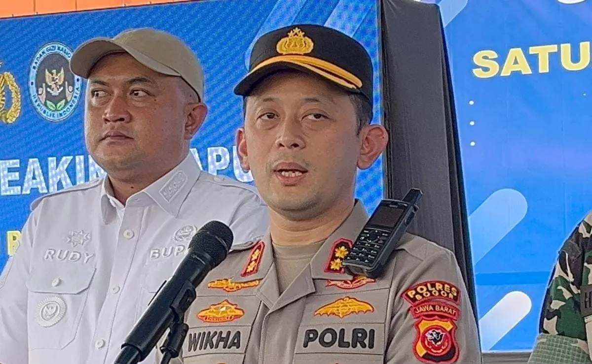 joint-security-personnel-to-handle-the-smoke-coming-from-a-gold-mine-in-bogor