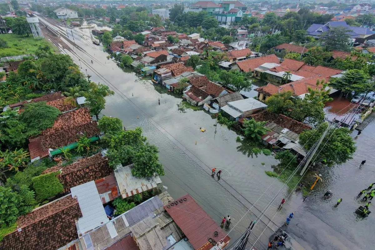 flooding-cuts-pekalongan-railway-line-triggers-major-train-disruptions