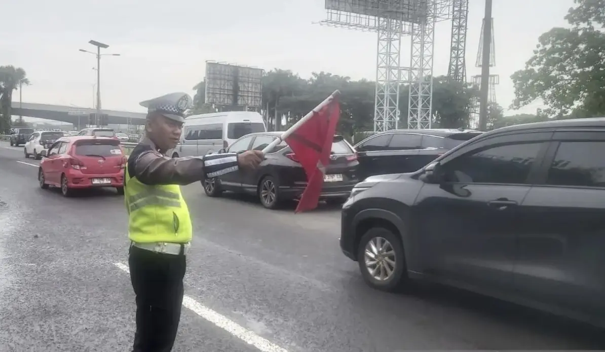 flooding-forces-metro-jaya-police-diversions-on-sedyatmo-toll-road