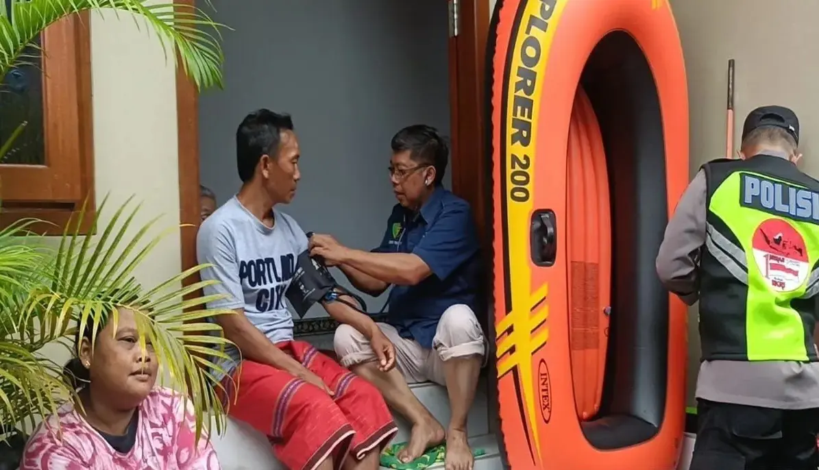 batang-police-provide-medical-checks-for-flood-affected-residents