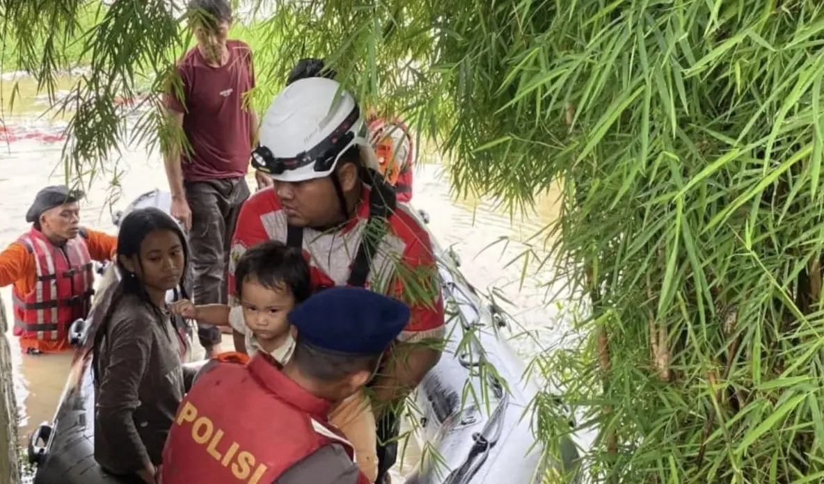 brimob-metro-jaya-police-evacuates-residents-in-flooded-cikarang