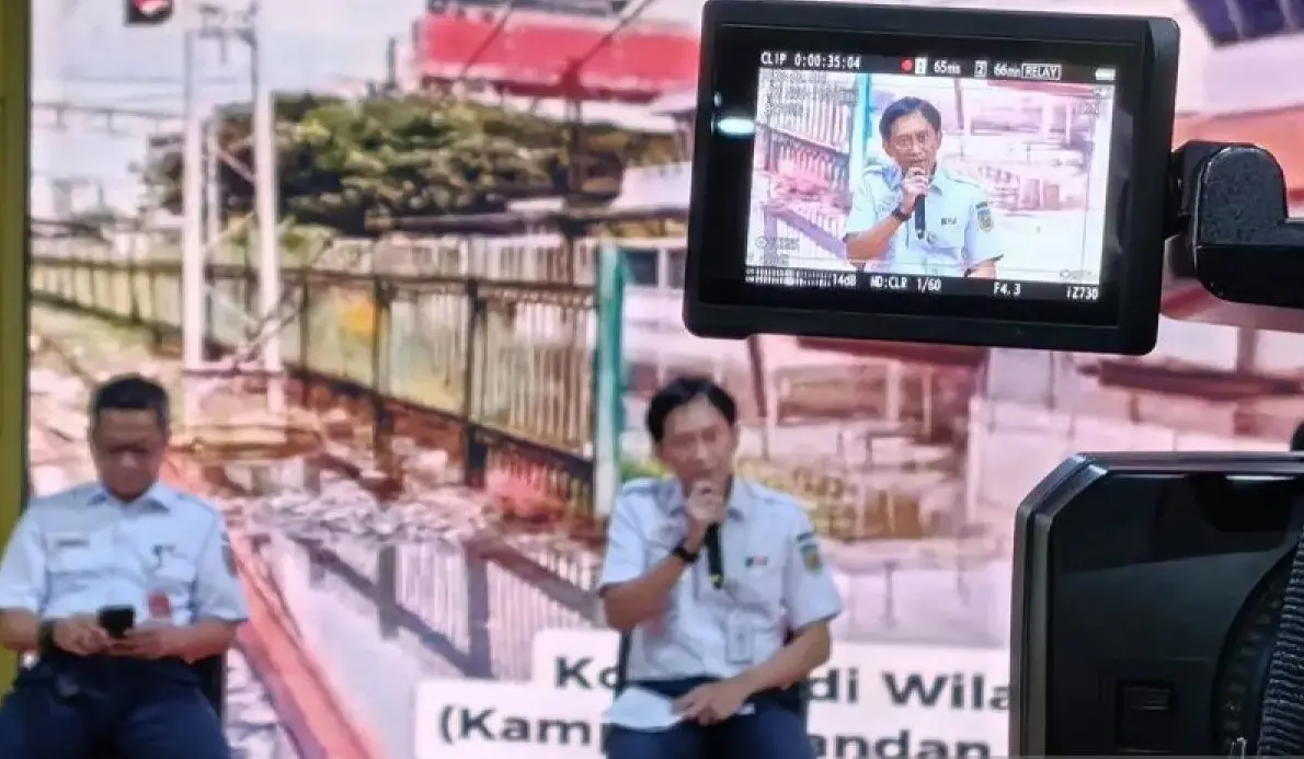 Levee Breach and Tidal Flooding  in Semarang Force  PT KAI to Cancel 82 Train Services