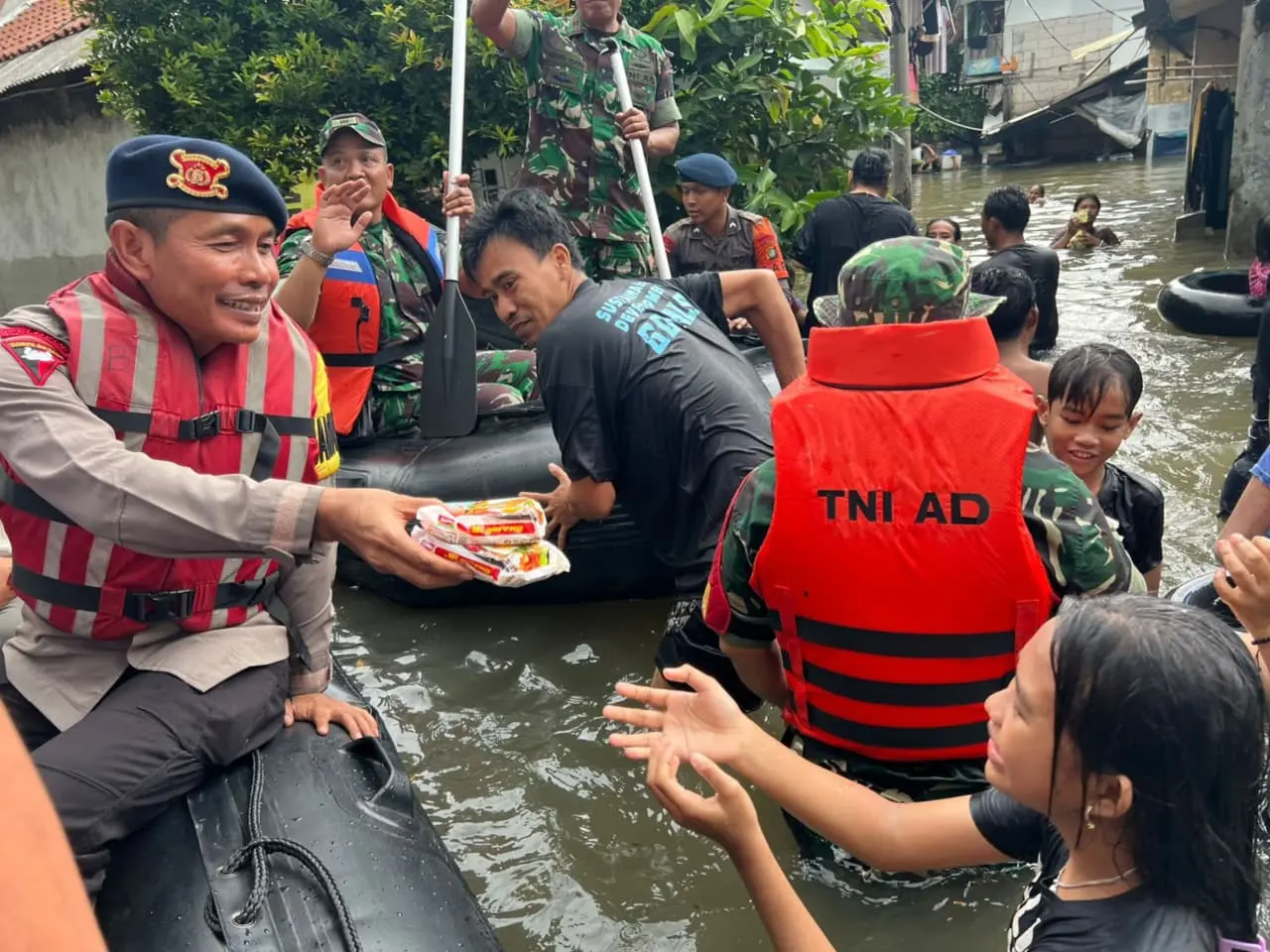 police-evacuates-the-people-affected-by-flood-in-east-jakarta
