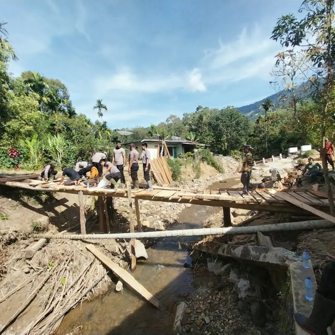 Police and Community Works Together in Building Emergency Bridge in Rusip Antara District
