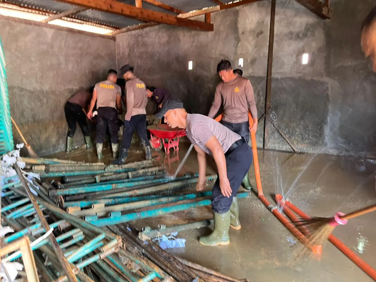 Mobile Brigade Personnel Helps Cleans Houses and Warehouses in Central Tapanuli