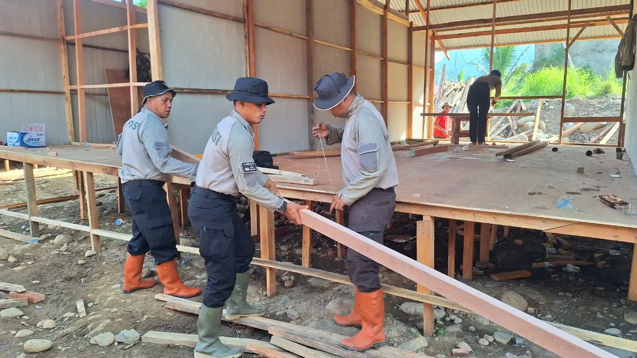 police-builds-100-temporary-shelters-for-people-affected-by-disaster-in-kapalo-koto