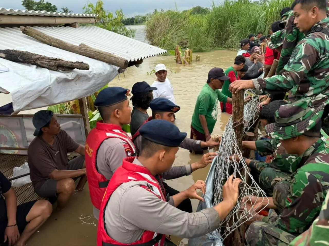 Embankment Breached in Jakarta, Police Dispatched for the Disaster Response