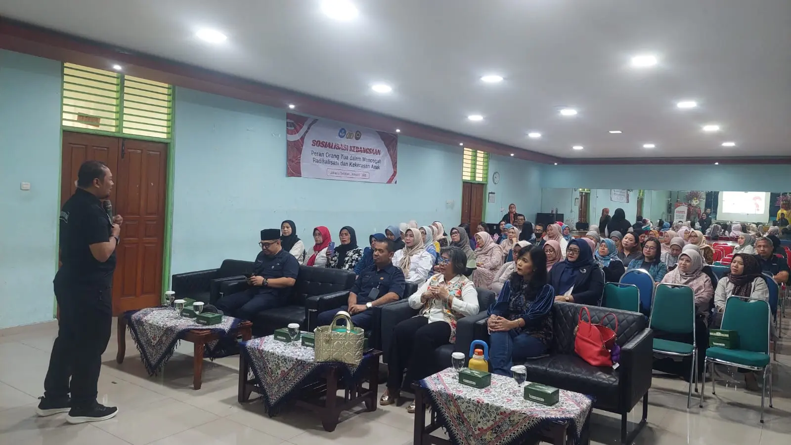 preventing-radicalism-police-held-ideological-parenting-vaccination-program-at-a-school-in-jakarta