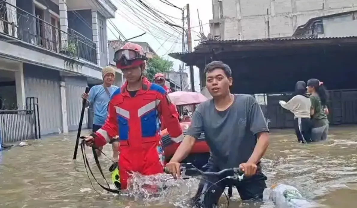 126 Neighborhoods Submerged Following Persistent Rain in Jakarta