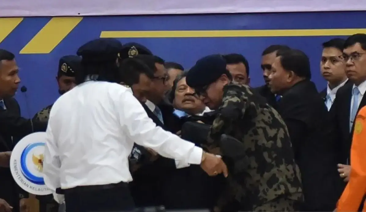 Fisheries Minister Collapses During Funeral Honors for ATR Plane Crash Victims