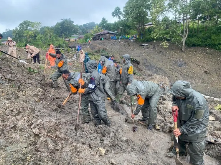 rescue-team-deployed-to-search-and-rescue-the-landslide-victims-in-goreng-meni-village