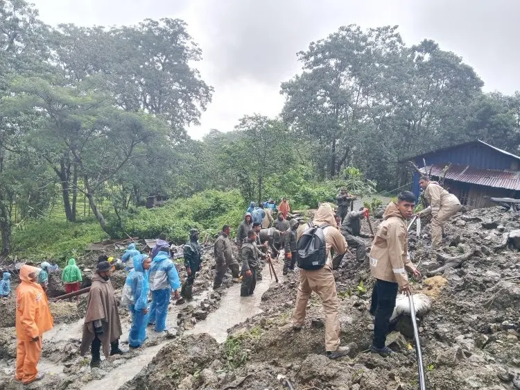 landslide-in-goreng-meni-village-authorities-quickly-deployed-rescue-team-to-the-location