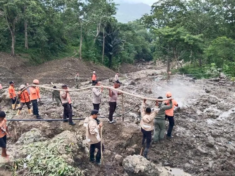 police-continues-the-search-for-landslide-victim-in-east-manggarai