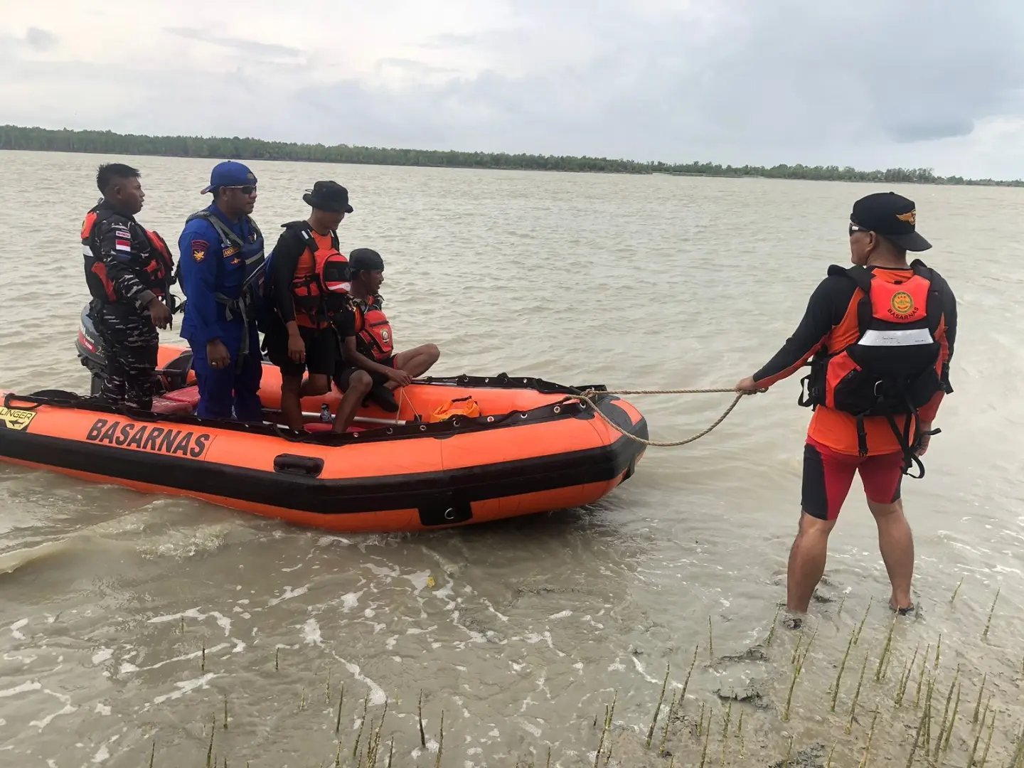 joint-rescue-team-continue-the-search-of-six-missing-km-bintang-laut-gt-29-crew-members