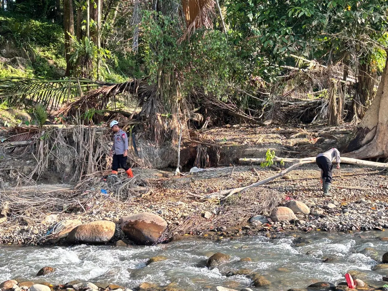 relief-personnel-continues-the-disaster-response-in-agam-clearing-muds-and-debris