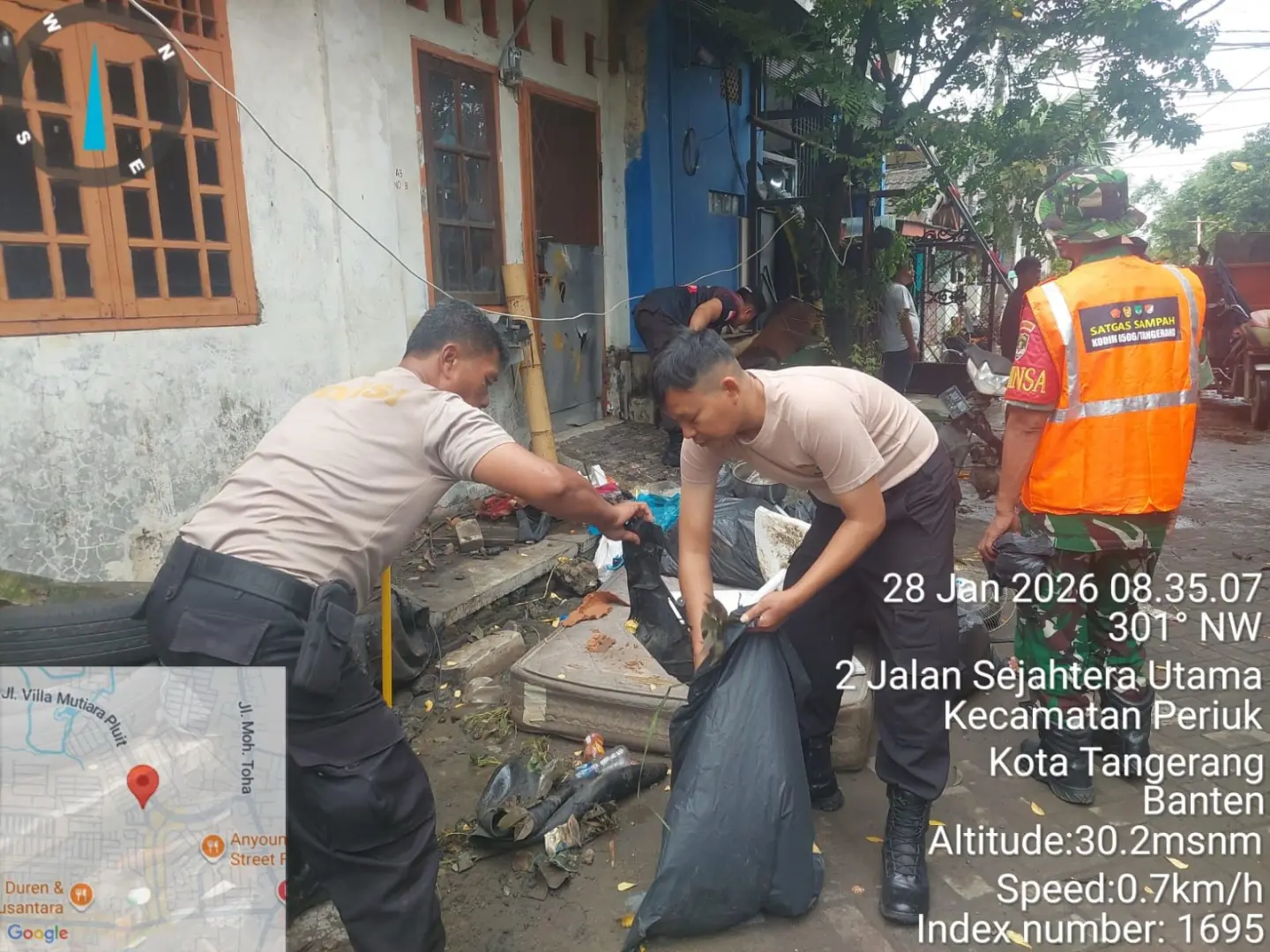 police-military-fire-department-and-locals-worked-together-in-preventing-flood-in-tangerang