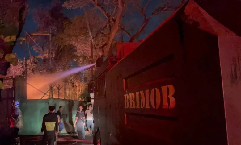 Alert and Quick, Police Help Extinguish the Fire that Engulf Sandal Factory in Medan