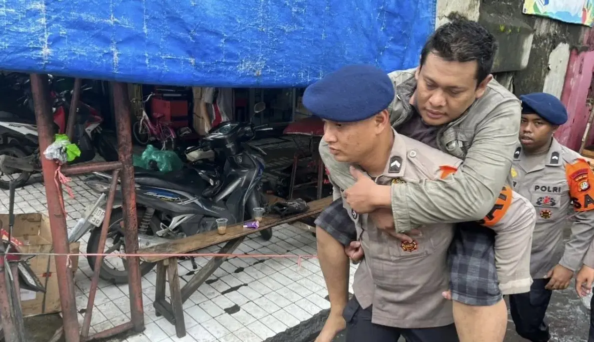 Metro Jaya Police Brimob Units Rescue Vulnerable Residents Amid Severe West Jakarta Flooding